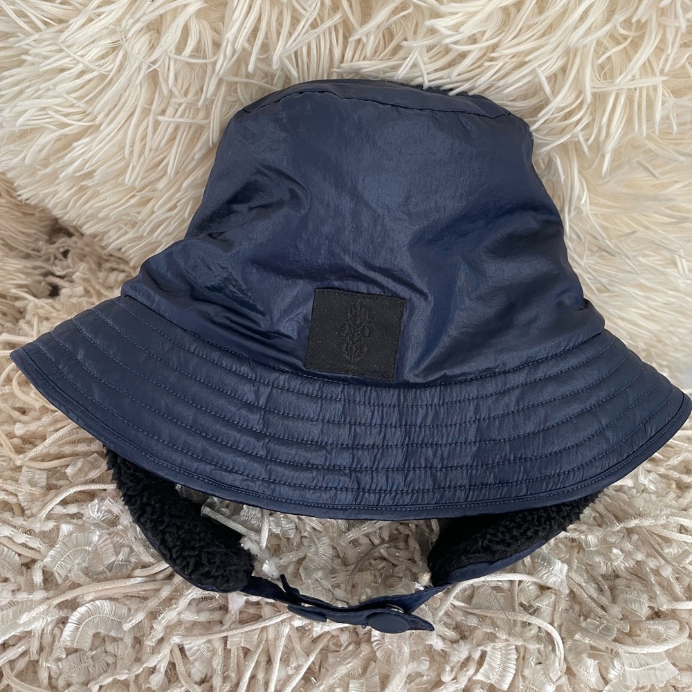 NWT FP “FREE PEOPLE” Movement Women's Bucket List Reversible Sherpa Hat in NAVY
